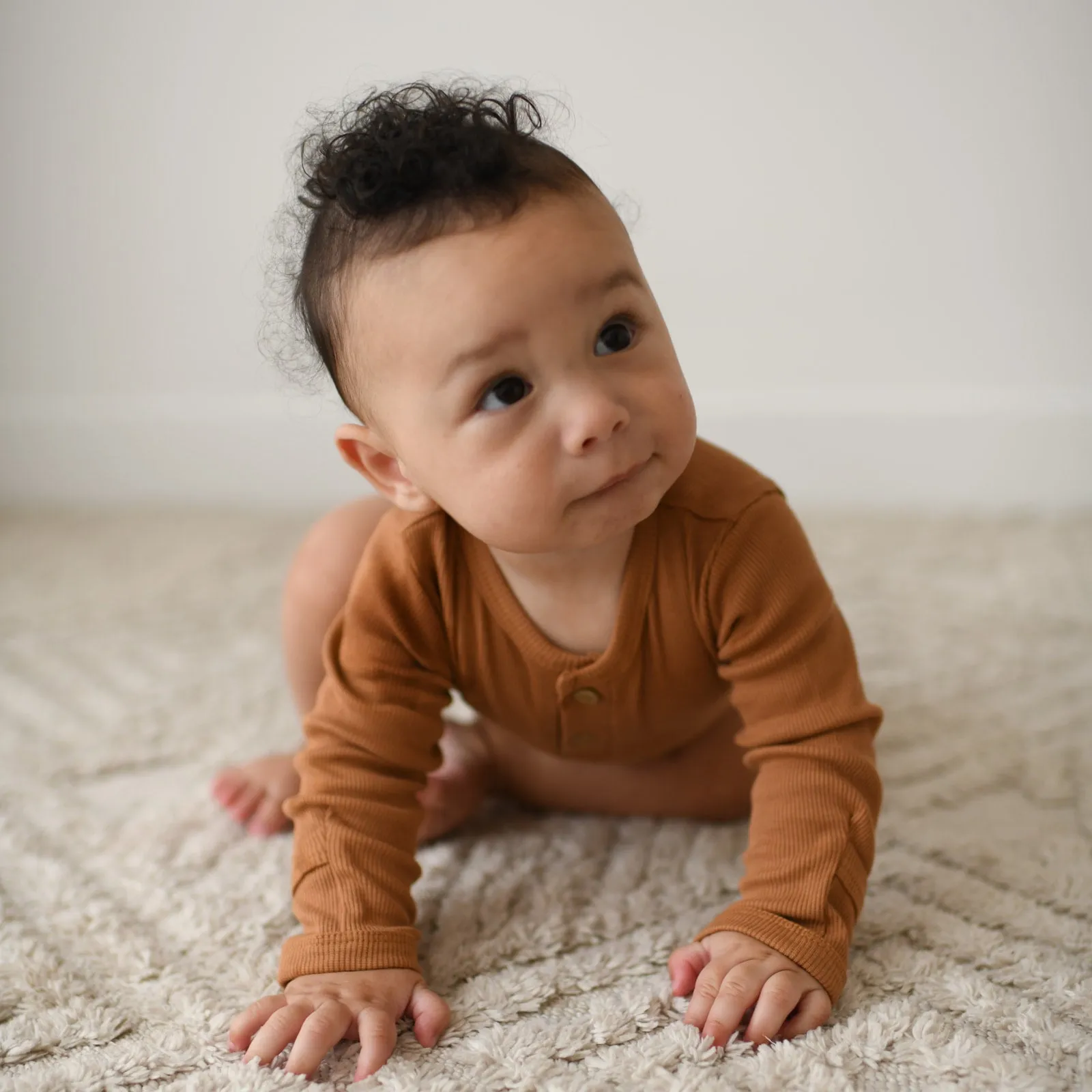 DESERT BRONZE rib long sleeve organic cotton bodysuit