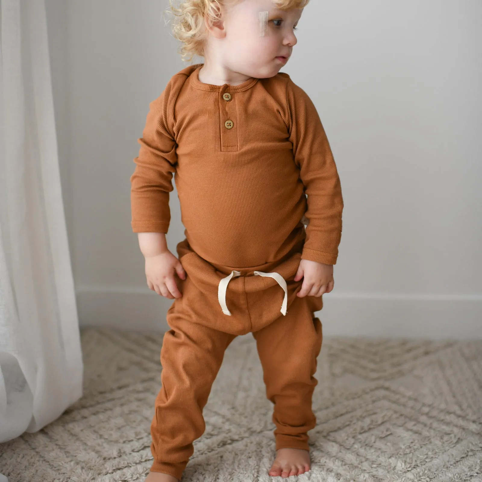 DESERT BRONZE rib long sleeve organic cotton bodysuit